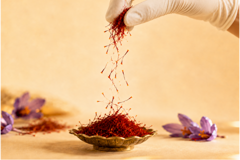 Rote Safranfäden der Güteklasse Negin in einem Glasschale