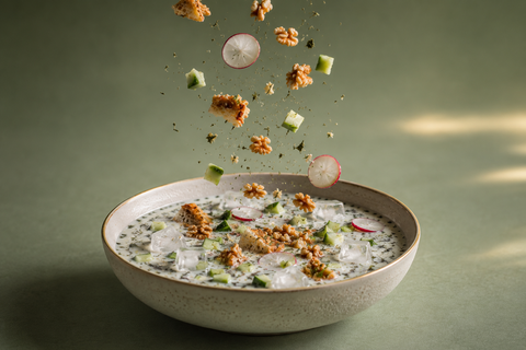 Kalte iranische Joghurtsuppe Abdo Khyar in einer Schale