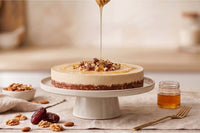 No-Bake Cheesecake mit Datteln im Anschnitt