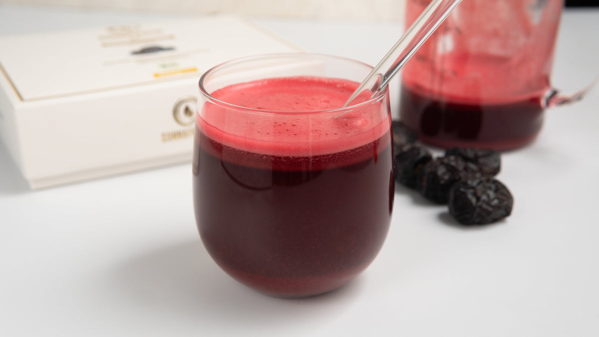 Eisenreicher Power-Saft mit Bio Ajwa Datteln, Granatapfel, Roter Beete & Karotten