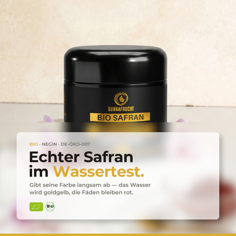 Bio Safran Jar mit Text-Card: Echter Safran im Wassertest zeigt goldgelbe Wasser-Färbung