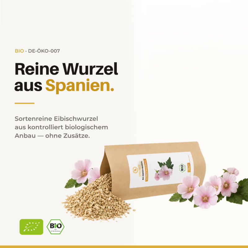 Reine Wurzel aus Spanien: liegender Beutel Bio Eibischwurzel mit ausgeschütteter Wurzel und Eibischblüten