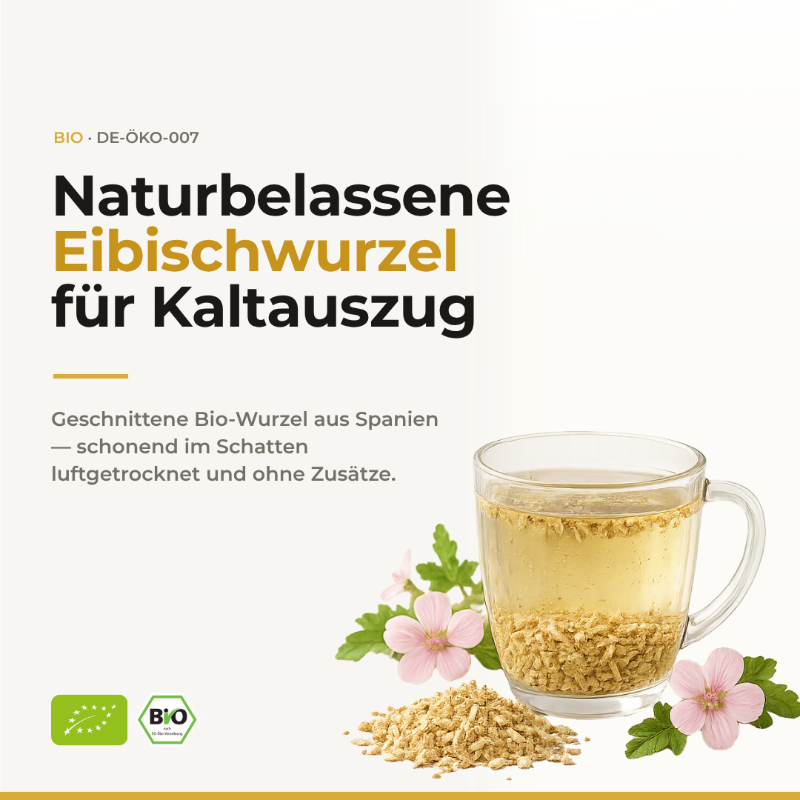 Naturbelassene Eibischwurzel: Tasse mit angesetzter Wurzel, getrocknete Wurzelstücke und Eibischblüten