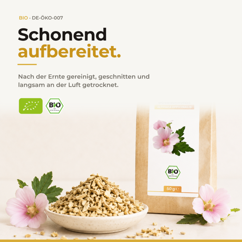 Schonend aufbereitet: Schale mit geschnittener Bio Eibischwurzel neben Beutel und rosa Eibischblüten
