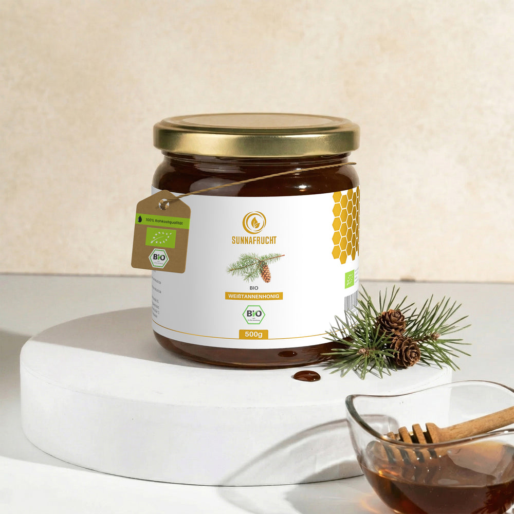 Glas Bio Weißtannenhonig 500 g von Sunnafrucht mit Holzlöffel und dunklem, würzigem Honig