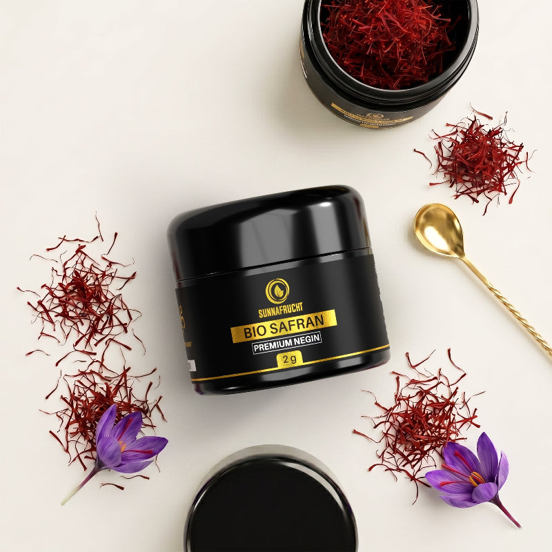 Bio Negin Safran Premium Flatlay mit Jar, Fäden, Safranblüten und Goldlöffel