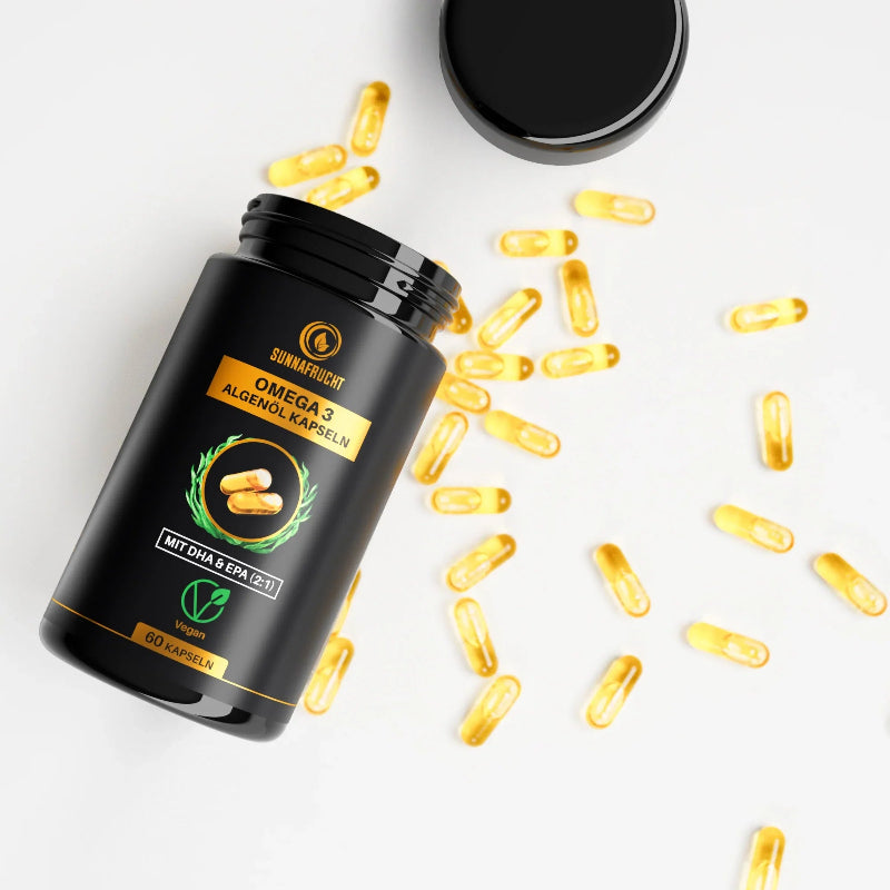 Flatlay Omega 3 Algenöl Kapseln: liegende Dose mit geöffnetem Deckel und verstreuten Kapseln von oben