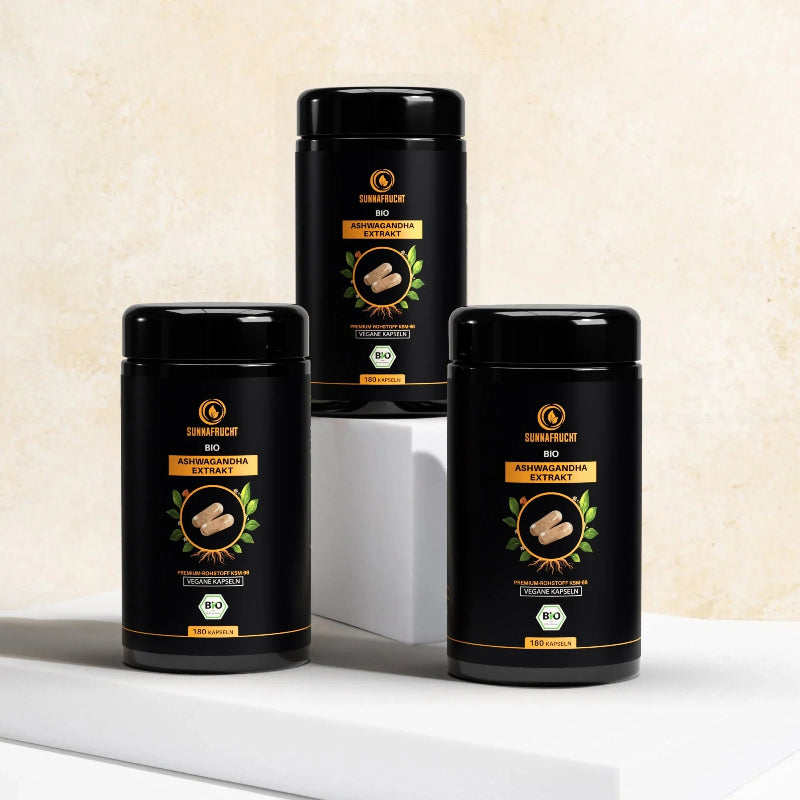 Drei Dosen Bio Ashwagandha Kapseln KSM-66 mit je 180 veganen Kapseln auf hellem Podest