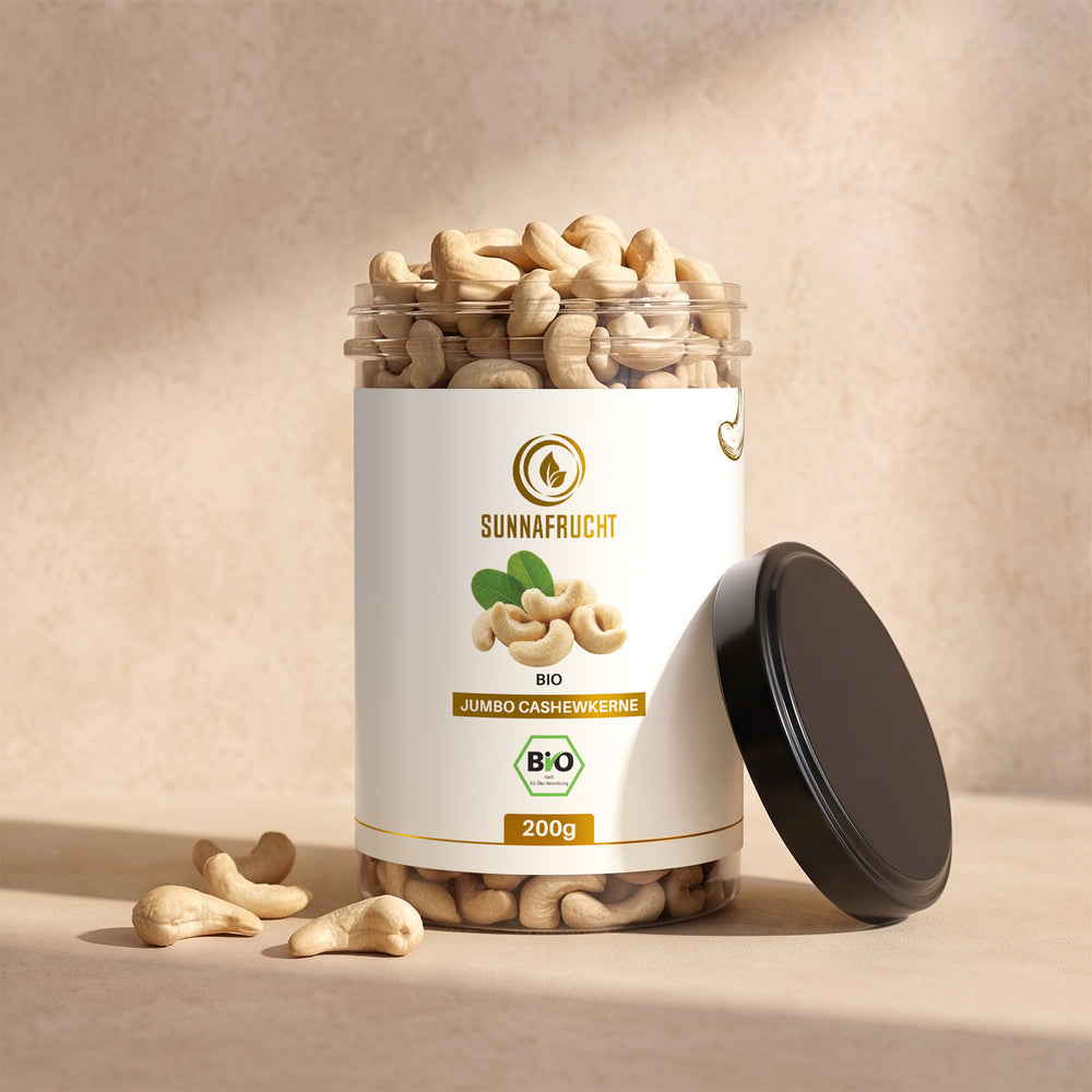 Geöffnete Dose Bio Cashewkerne, randvoll gefüllt, der Schraubdeckel seitlich angelehnt