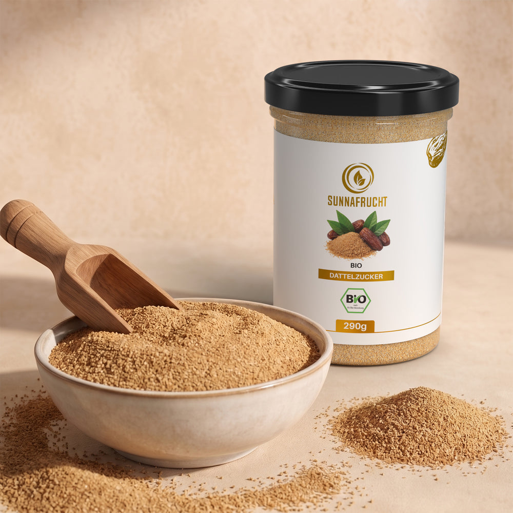 Keramikschale mit Dattelzucker und Holzschaufel, dahinter die Dose Bio Dattelzucker 290 g