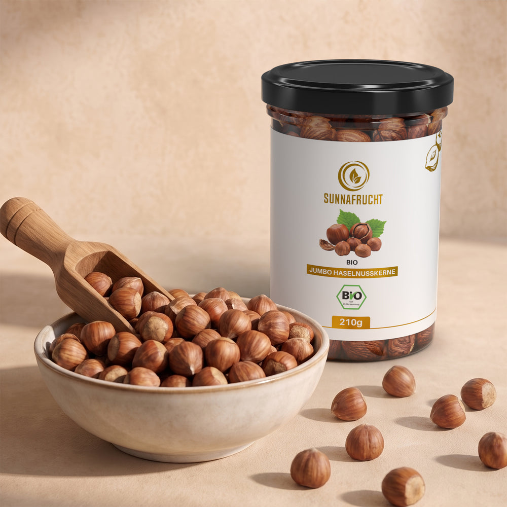 Keramikschale mit Haselnusskernen und Holzschaufel, dahinter die Dose Bio Haselnusskerne 210 g