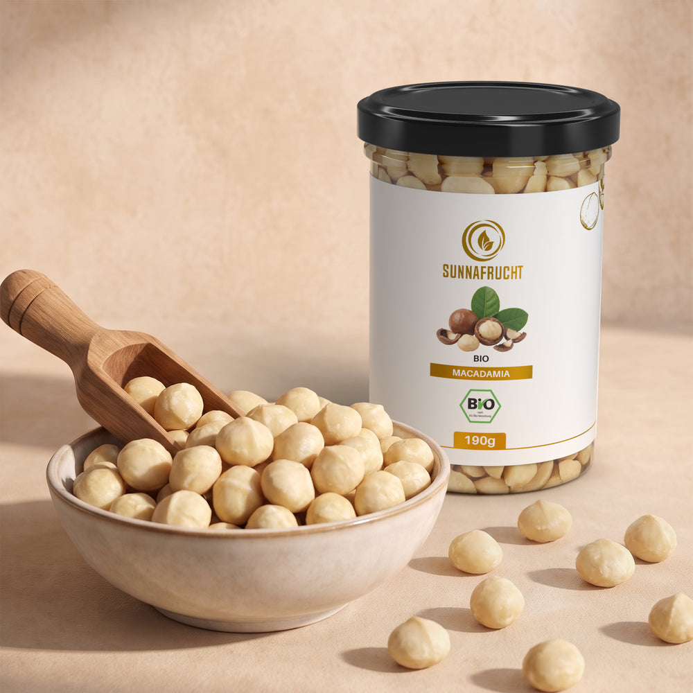 Keramikschale mit Macadamiakernen und Holzschaufel, dahinter die Dose Bio Macadamianüsse 190 g