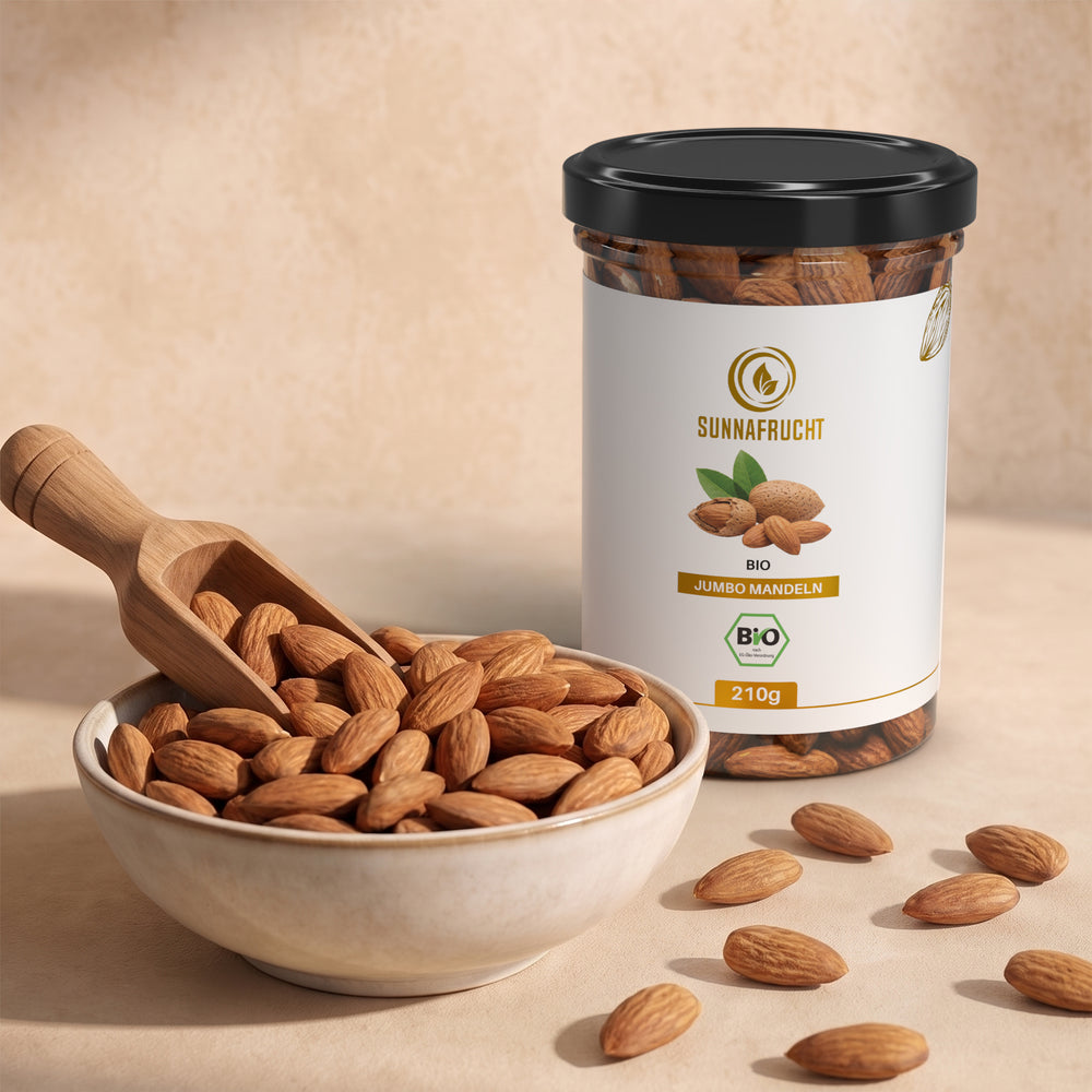 Keramikschale mit ganzen Mandeln und Holzschaufel, dahinter die Dose Bio Mandeln 210 g
