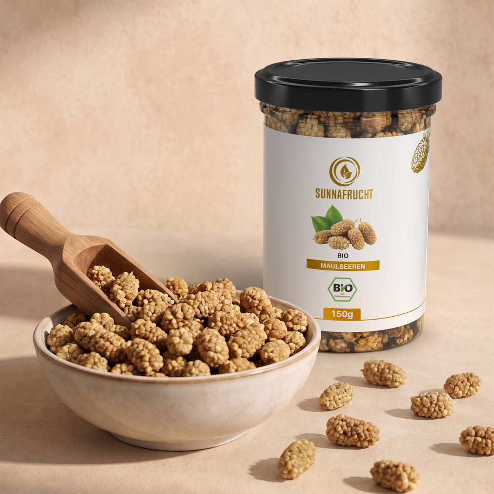 Keramikschale mit getrockneten weißen Maulbeeren und Holzschaufel, dahinter die Dose Bio Maulbeeren 150 g