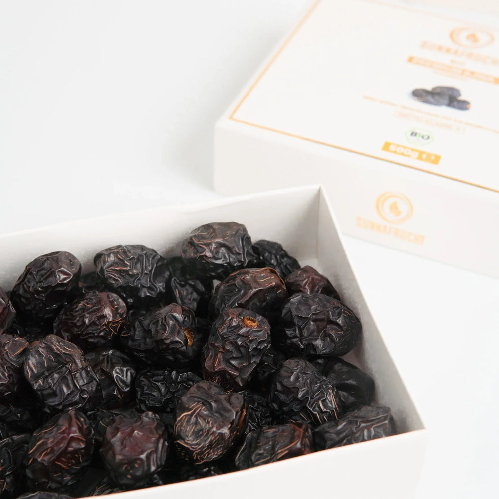 Bio Ajwa Datteln in offener weißer Verpackung, dunkle getrocknete Datteln, 500g
