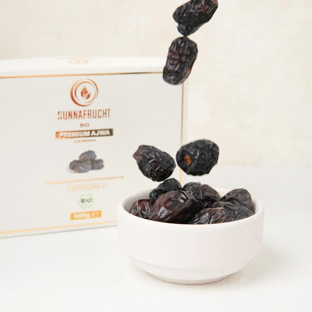 Bio Ajwa Datteln 500g in weißer Schale vor Verpackung, Premium Qualität Trockenfrüchte