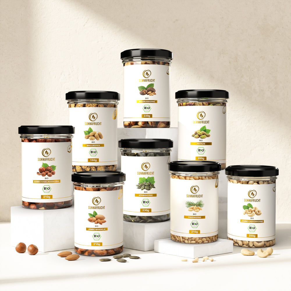 Bio Nüsse Set von Sunnafrucht: acht Gläser mit Paranüssen, Maulbeeren, Pistazien, Haselnüssen, Kürbiskernen, Mandeln, Pinienkernen und Cashewkernen