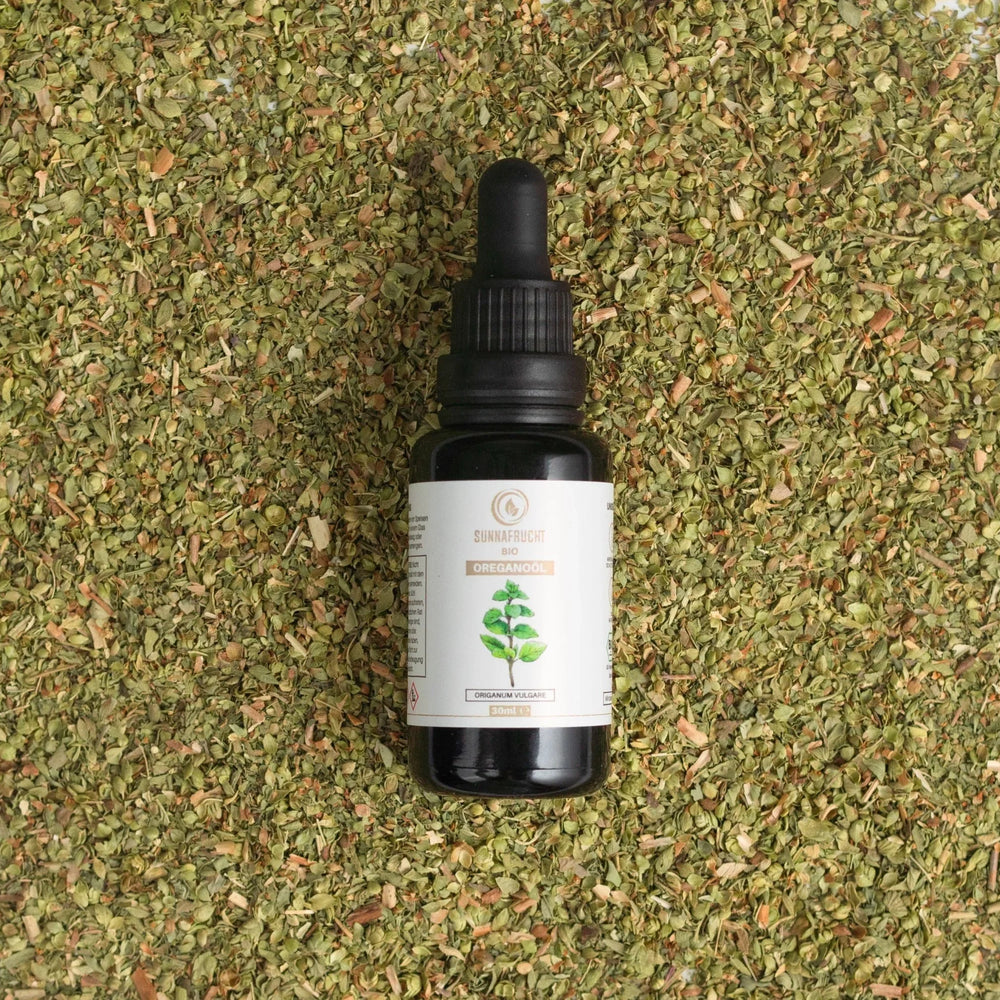 Braune Flasche Bio Oreganoöl 30ml mit Pipette auf getrocknetem Oregano