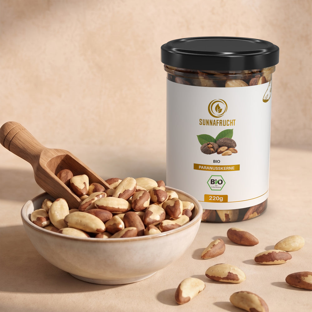Keramikschale mit Paranüssen und Holzschaufel, dahinter die Dose Bio Paranüsse 220 g