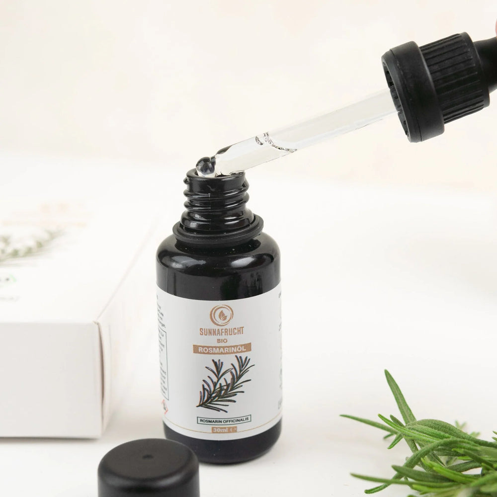 Bio Rosmarinöl 30ml mit Pipette, schwarze Glasflasche, frischer Rosmarinzweig, Naturprodukt