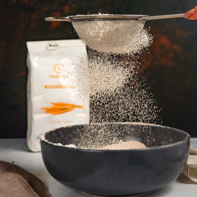 Bio Talbina Pulver wird in eine Schüssel gesiebt, Verpackung im Hintergrund sichtbar